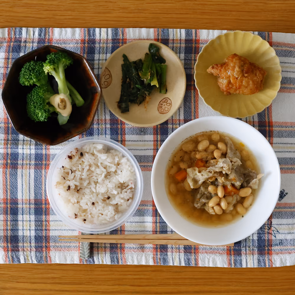 雑穀ごはん、大豆と豚肉のスープ、ブロッコリーの塩ゆで、青菜のおひたし、唐揚げ