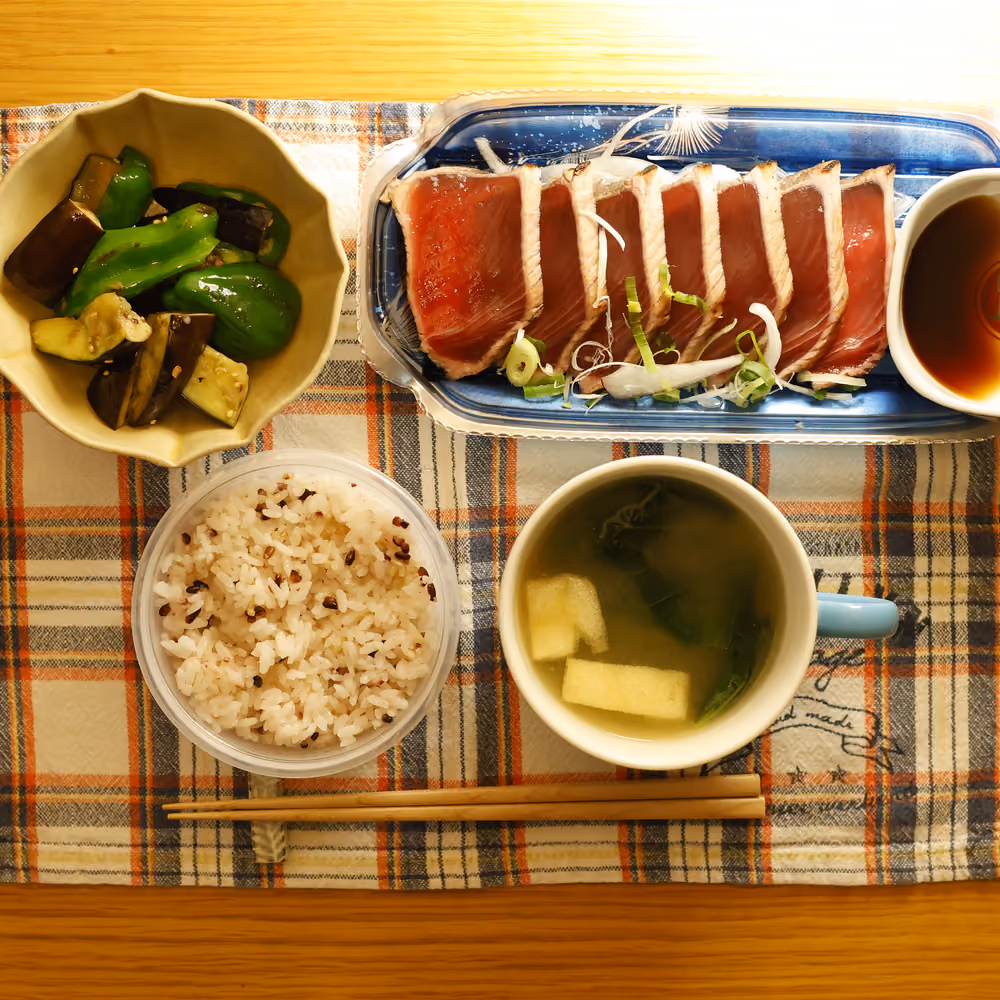雑穀ごはん、カツオのたたき、ナスとピーマンの炒め物、味噌汁