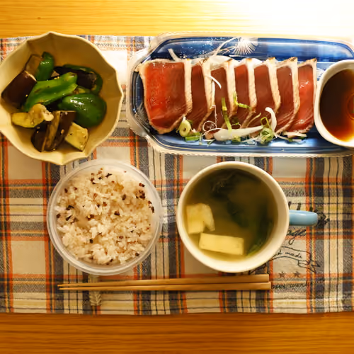 2026-07-14 の夕食（雑穀ごはん、カツオのたたき、ナスとピーマンの炒め物、味噌汁）