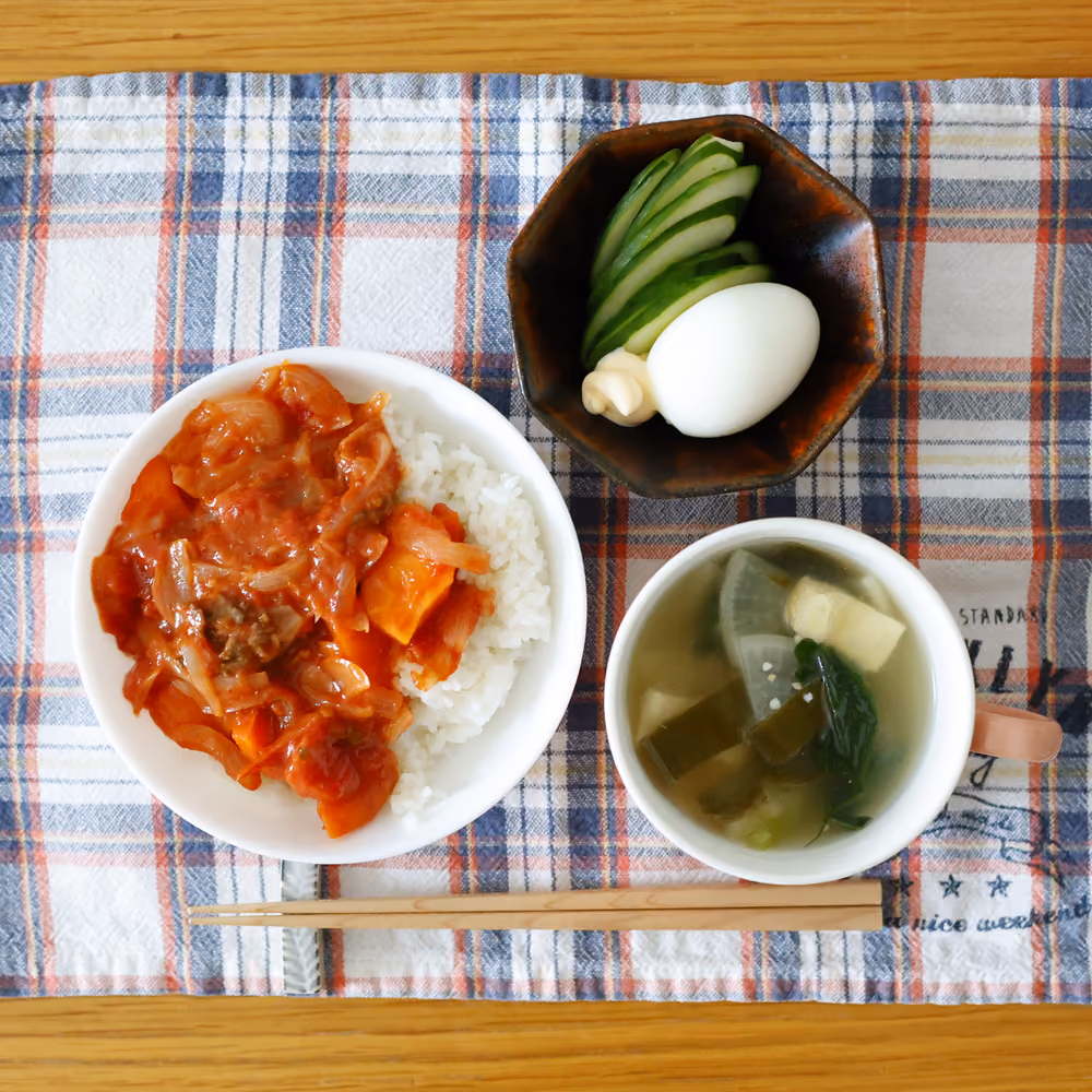 トマト煮込みごはん、きゅうりとゆで卵、野菜スープ
