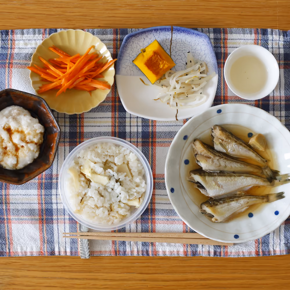 たけのこごはん、魚の煮付け、とろろ、にんじんのきんぴら、かぼちゃの煮物、もやしのナムル