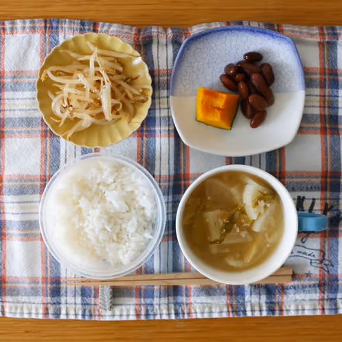 2026-09-18 の朝食（ごはん、もやしのナムル、かぼちゃの煮物、金時豆の煮豆、野菜の味噌汁）