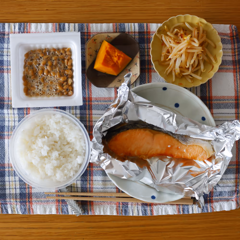 ごはん、納豆、かぼちゃの煮物、もやしのナムル、焼き鮭