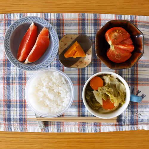 2026-07-08 の朝食（ごはん、野菜スープ、トマト、かぼちゃの煮物、グレープフルーツ）