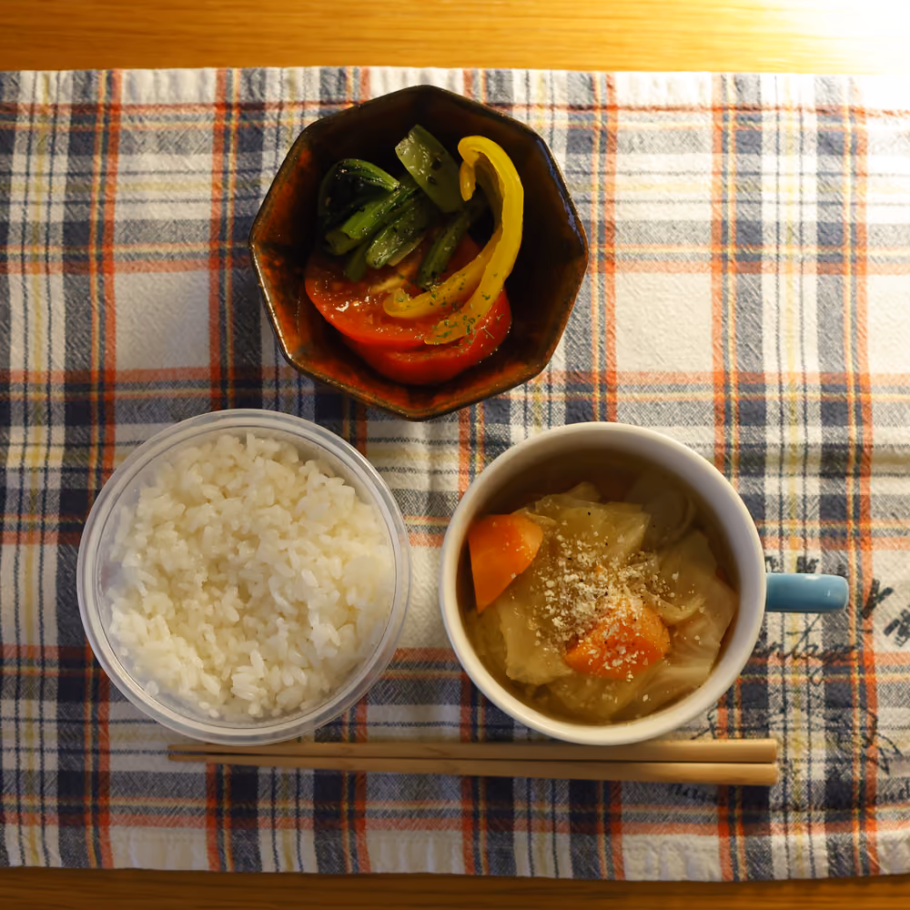ごはん、野菜スープ、野菜のマリネ