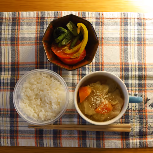 2026-04-11 の朝食（ごはん、野菜スープ、野菜のマリネ）