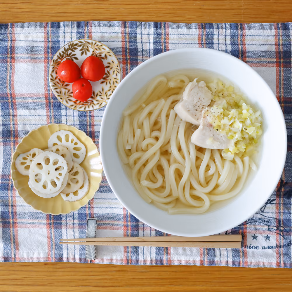鶏肉とねぎのうどん、れんこんの酢の物、ミニトマト