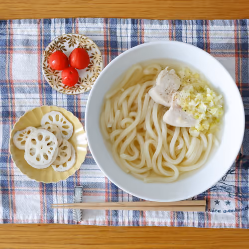 2026-08-25 の朝食（鶏肉とねぎのうどん、れんこんの酢の物、ミニトマト）