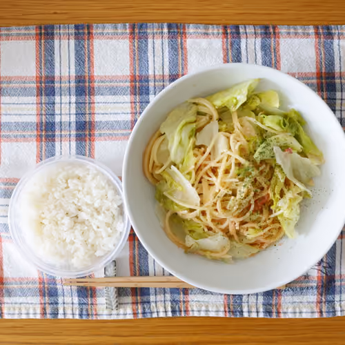 2026-07-21 の昼食（白ごはん、レタスのパスタ）