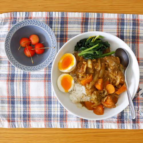 2026-06-28 の朝食（カレーライス、半熟卵、ほうれん草のおひたし、さくらんぼ）