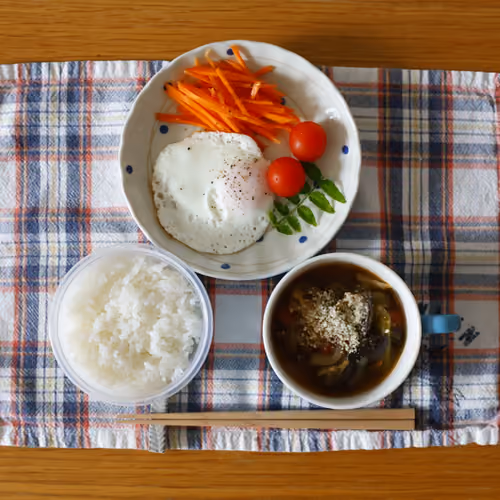 2026-06-02 の朝食（ごはん、目玉焼き、にんじんのサラダ、ミニトマト、野菜スープ）