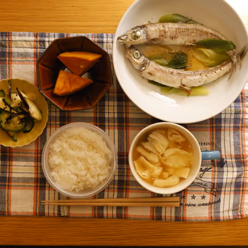 2026-05-20 の夕食（白ごはん、魚とねぎの蒸し煮、かぼちゃの煮物、きゅうりとなすの和え物、白菜と油揚げの味噌汁）