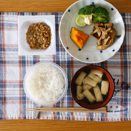 2026-07-13 の朝食（ごはん、納豆、味噌汁、ブロッコリー、かぼちゃの煮物、きのこの炒め物、きゅうり）