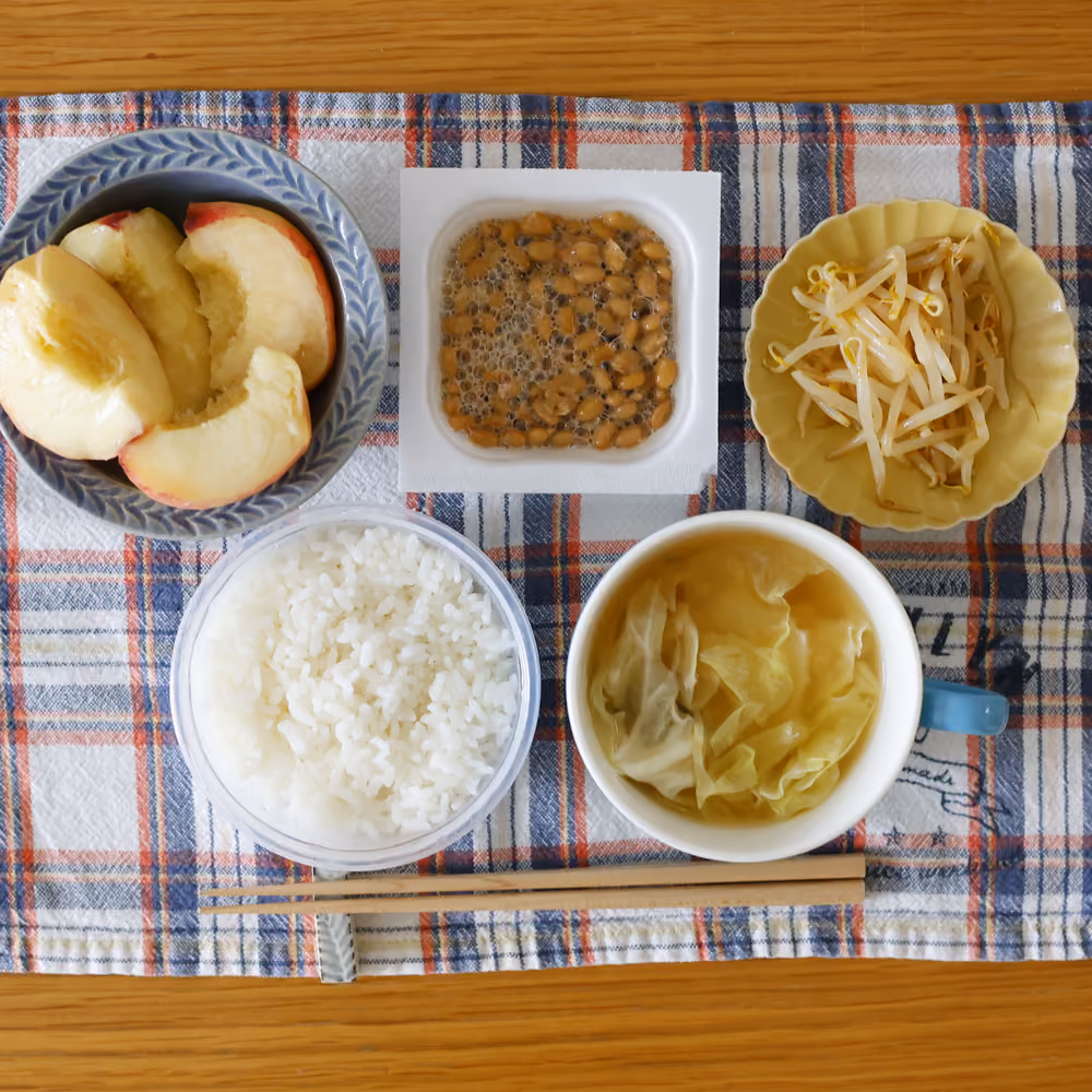 ごはん、納豆、もやしのナムル、キャベツのスープ、りんご