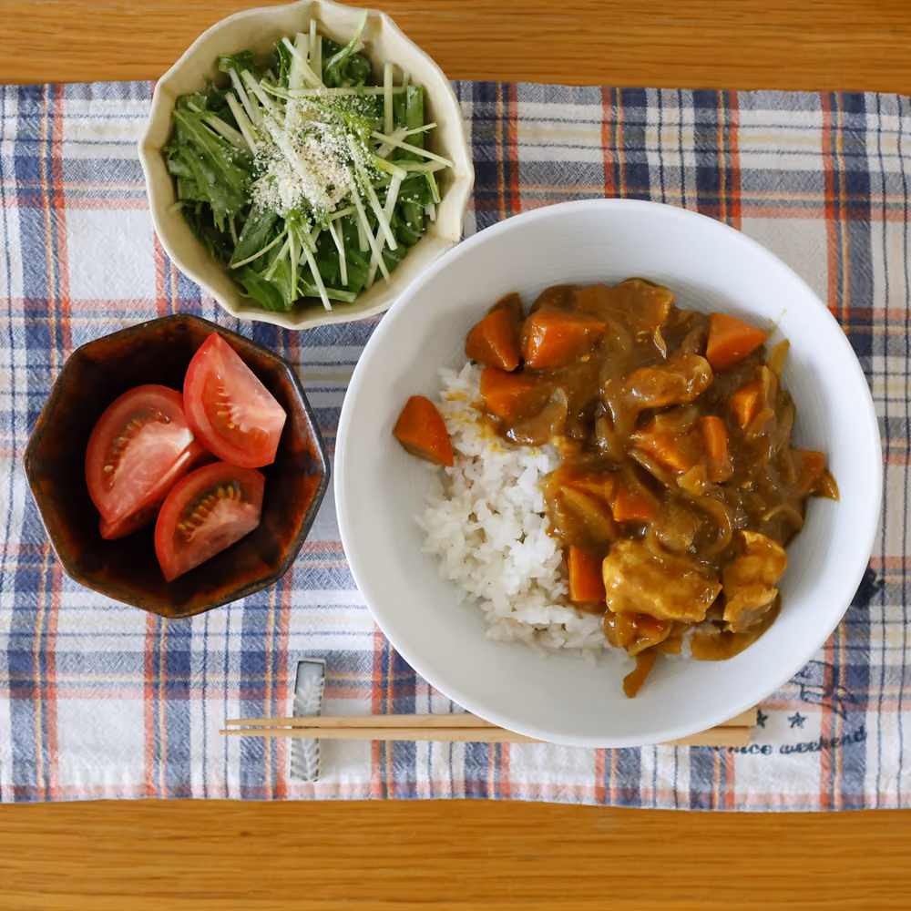 カレーライス、水菜のサラダ、トマト