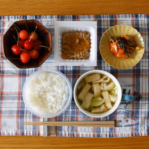 2026-06-26 の朝食（ごはん、納豆、キムチ、油揚げとキャベツの味噌汁、さくらんぼ）