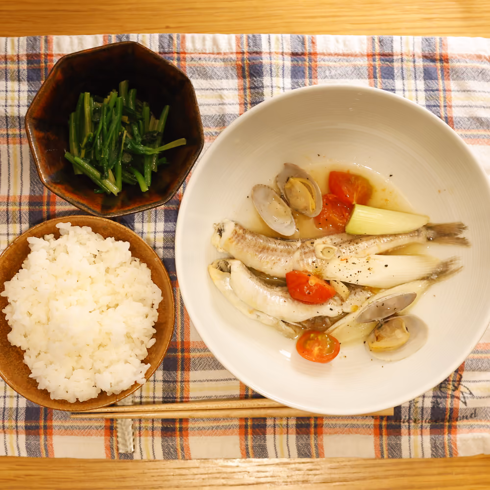 ごはん、魚とあさりのアクアパッツァ、青菜のおひたし