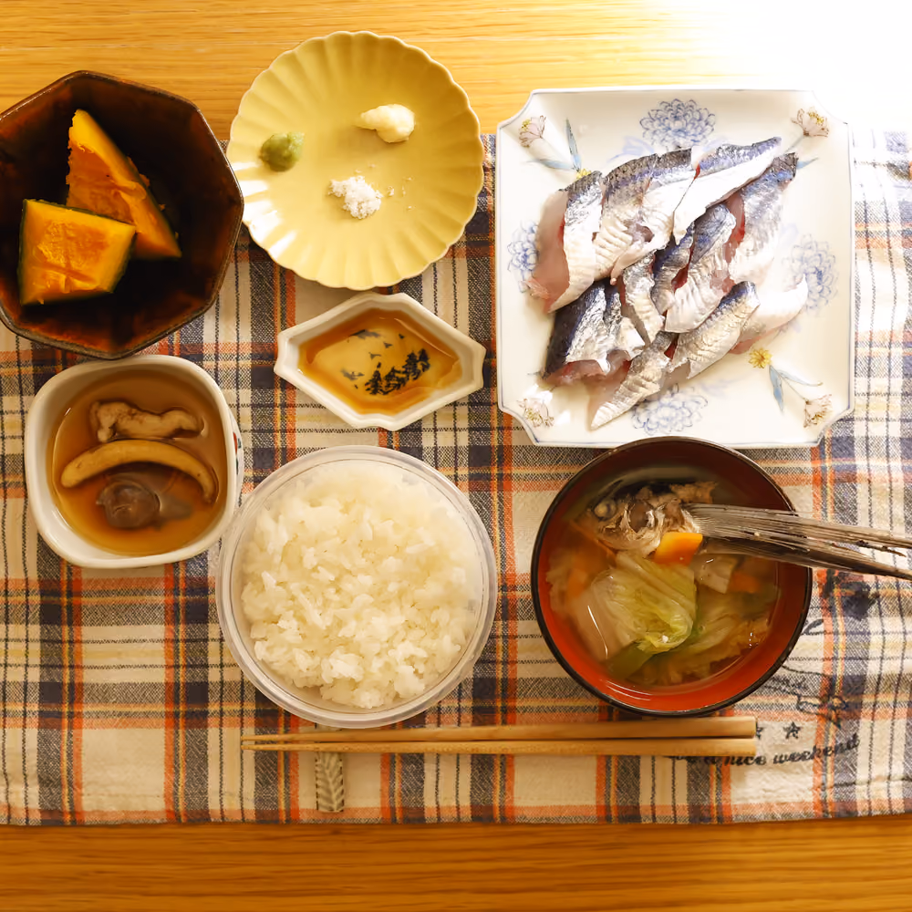 ごはん、アジの刺身、かぼちゃの煮物、きのこの煮物、魚のあら汁