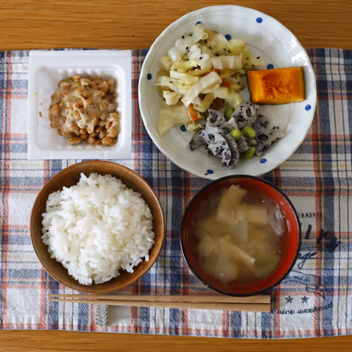 2026-04-21 の朝食（ごはん、納豆、味噌汁、キャベツの和え物、かぼちゃの煮物、れんこんの和え物）