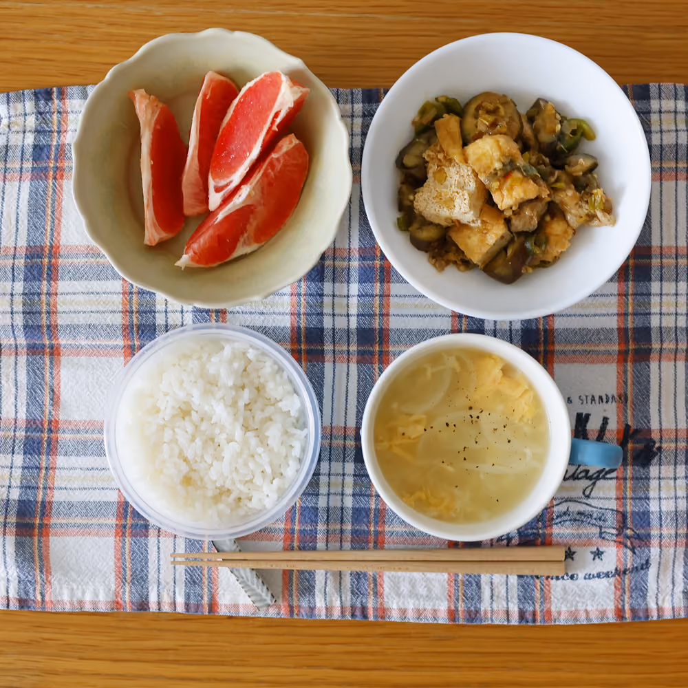 ごはん、なすと厚揚げの炒め物、卵と玉ねぎのスープ、グレープフルーツ