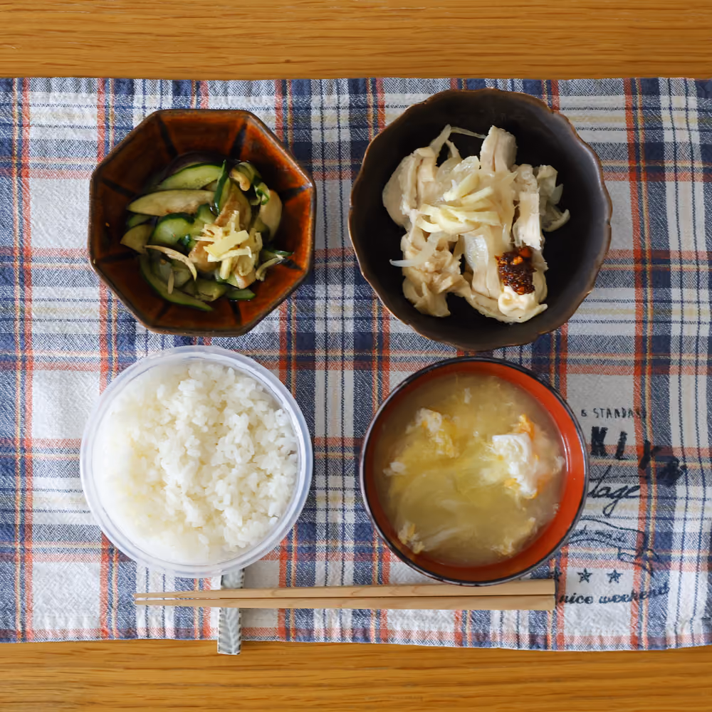 ごはん、きゅうりとなすの和え物、蒸し鶏ともやしの和え物、卵スープ