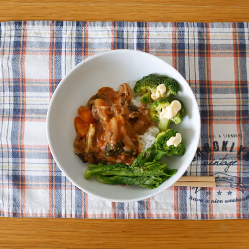 2026-03-18 の朝食（ハヤシライス、ブロッコリーのマヨネーズ添え、青菜のおひたし）