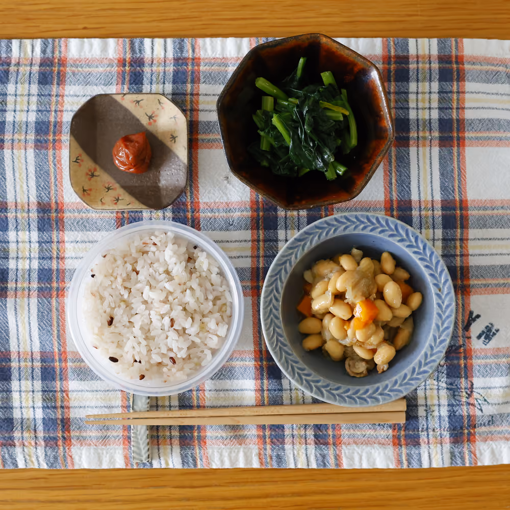 雑穀ごはん、梅干し、ほうれん草のおひたし、大豆の煮物