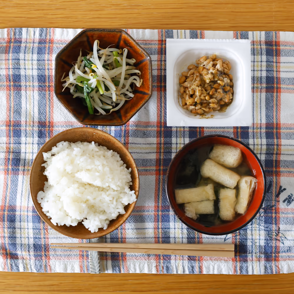 ごはん、納豆、もやしとニラのナムル、油揚げの味噌汁