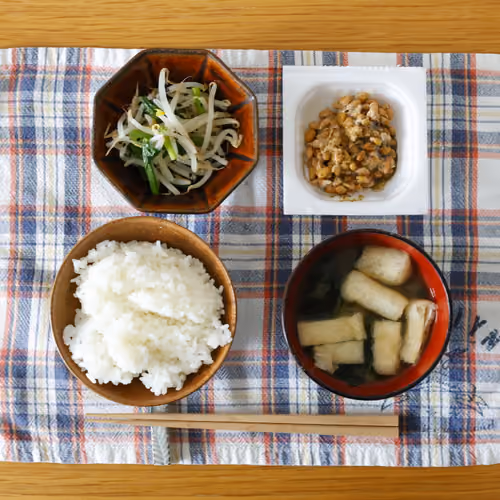 2026-05-20 の朝食（ごはん、納豆、もやしとニラのナムル、油揚げの味噌汁）