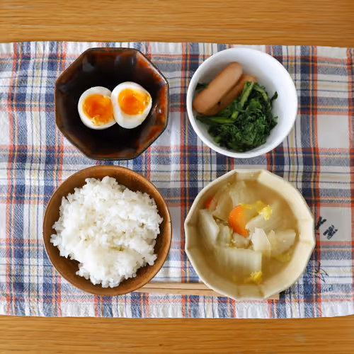 2026-03-11 の朝食（ごはん、ゆで卵、ウインナーと青菜の炒め物、野菜スープ）