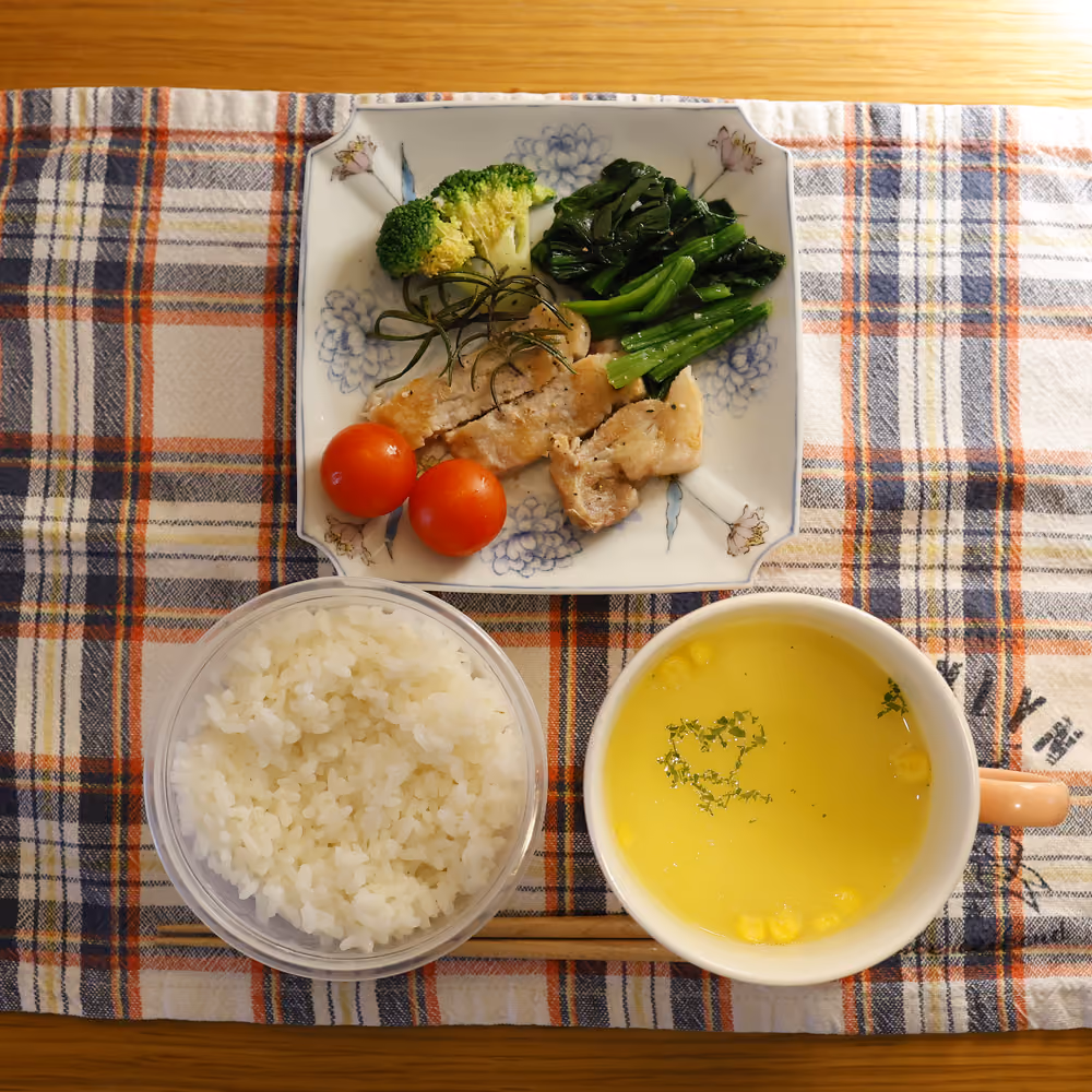 ごはん、豚肉のソテー、ブロッコリー、ほうれん草のソテー、ミニトマト、コーンスープ