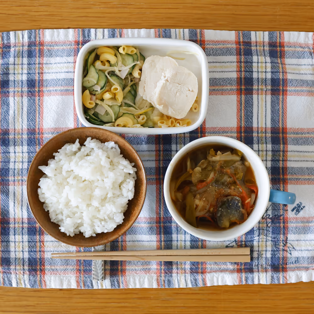 ごはん、マカロニサラダ、蒸し鶏、野菜スープ