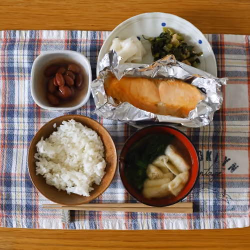2026-05-08 の朝食（白ごはん、焼き鮭、大根の漬物、青菜の炒め物、煮豆、油揚げと青菜の味噌汁）