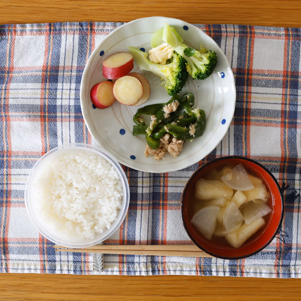 ごはん、大根と油揚げの味噌汁、ブロッコリーのマヨネーズ添え、ピーマンとツナの炒め物、さつまいもの甘煮