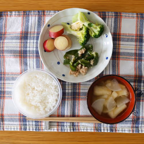 2026-10-21 の朝食（ごはん、大根と油揚げの味噌汁、ブロッコリーのマヨネーズ添え、ピーマンとツナの炒め物、さつまいもの甘煮）