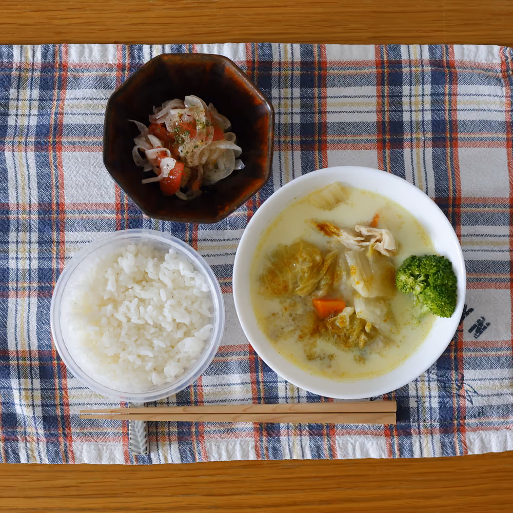ごはん、白菜のクリーム煮、トマトと玉ねぎのマリネ