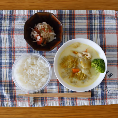 2026-06-11 の朝食（ごはん、白菜のクリーム煮、トマトと玉ねぎのマリネ）