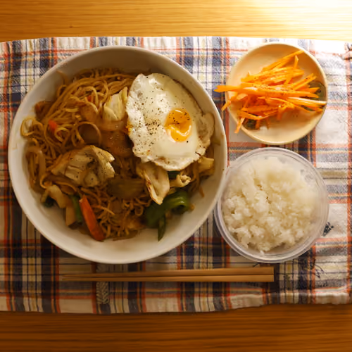 2026-05-31 の夕食（目玉焼きのせ焼きそば、にんじんのサラダ、ごはん）