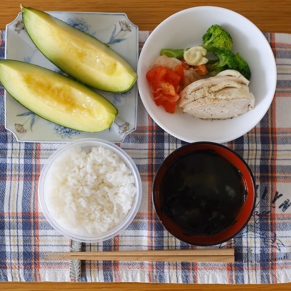 ごはん、蒸し鶏とブロッコリーのサラダ、わかめスープ、メロン