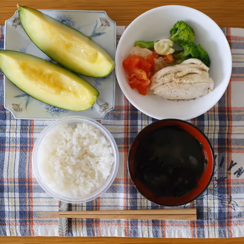 2026-06-22 の朝食（ごはん、蒸し鶏とブロッコリーのサラダ、わかめスープ、メロン）