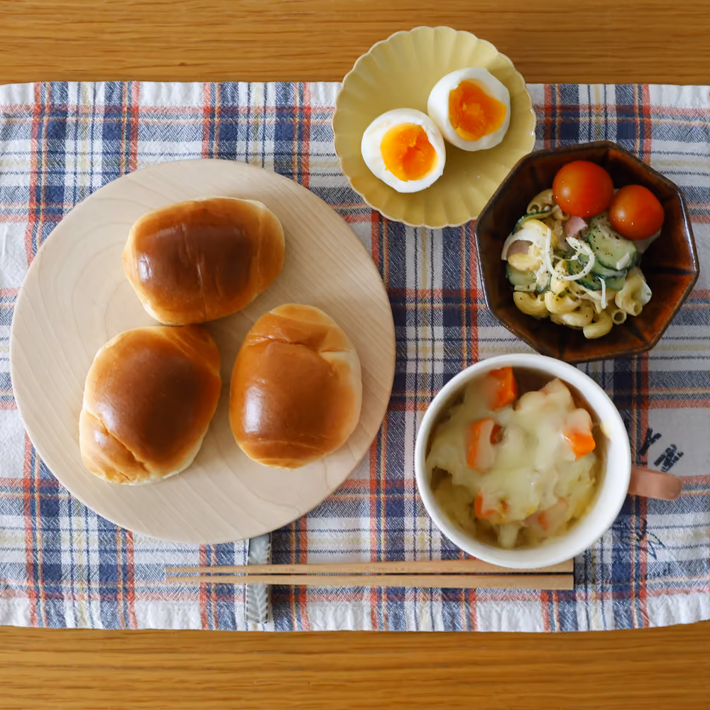 ロールパン、ゆで卵、マカロニサラダ、チーズ焼き