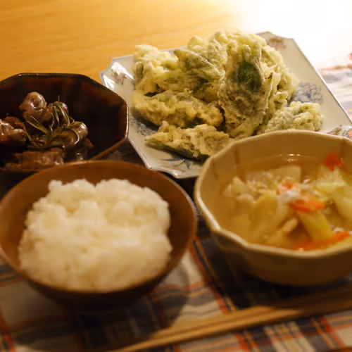 2026-03-11 の夕食（ごはん、山菜の天ぷら、鶏肉の煮物、野菜スープ）