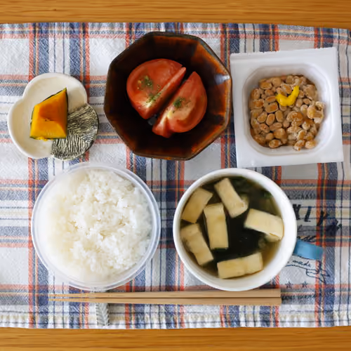 2026-09-30 の朝食（ごはん、みそ汁、納豆、トマト、かぼちゃの煮物）