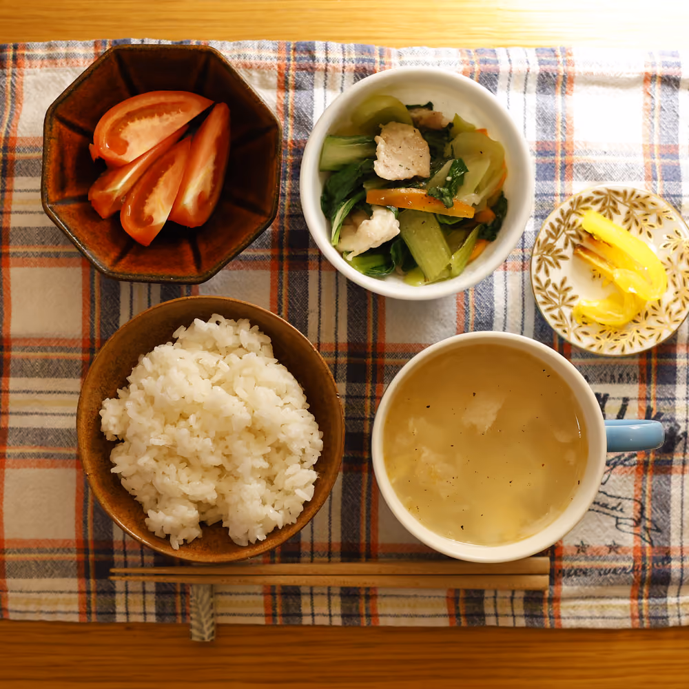 ごはん、トマト、青菜と豚肉の炒め物、スープ、漬物