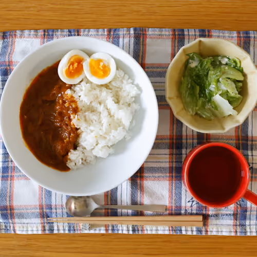 2026-08-30 の朝食（カレーライス、ゆで卵、レタスのサラダ）