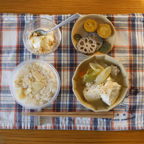 2026-04-28 の朝食（たけのこごはん、豆腐と鶏肉の煮物、れんこんとさつまいもの素焼き、きなこヨーグルト）