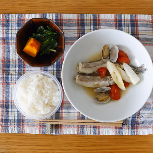 2026-05-02 の朝食（ごはん、魚とあさりのアクアパッツァ、ほうれん草とかぼちゃの小鉢）