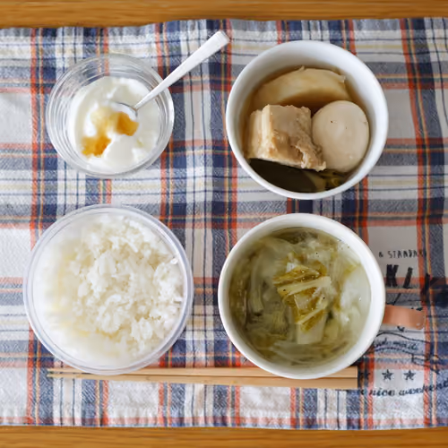 2026-04-13 の朝食（ごはん、煮物、白菜のスープ、ヨーグルト）