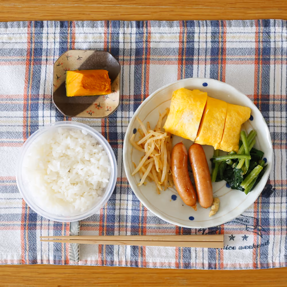 ごはん、卵焼き、ウインナー、もやしのナムル、ほうれん草のおひたし、かぼちゃの煮物