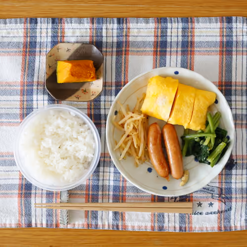 2026-07-04 の朝食（ごはん、卵焼き、ウインナー、もやしのナムル、ほうれん草のおひたし、かぼちゃの煮物）